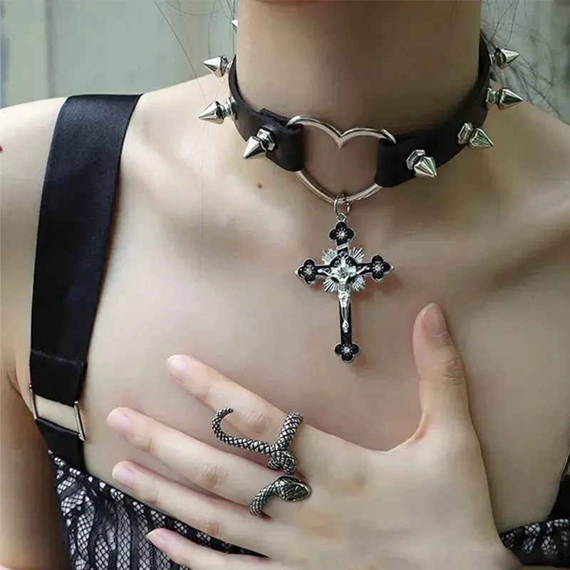 Edgy Gothic-Herz Choker mit Kreuzanhänger