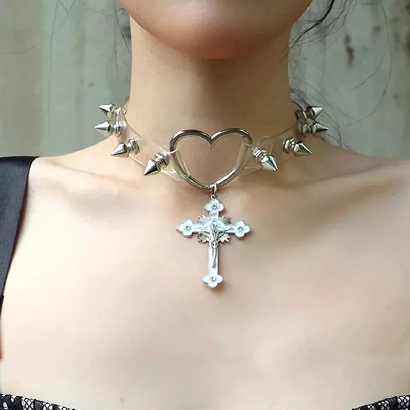 Edgy Gothic-Herz Choker mit Kreuzanhänger